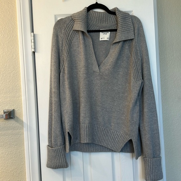 Abercrombie & Fitch Sweaters - Gray Abercrombie sweater / elevated sweatshirt!